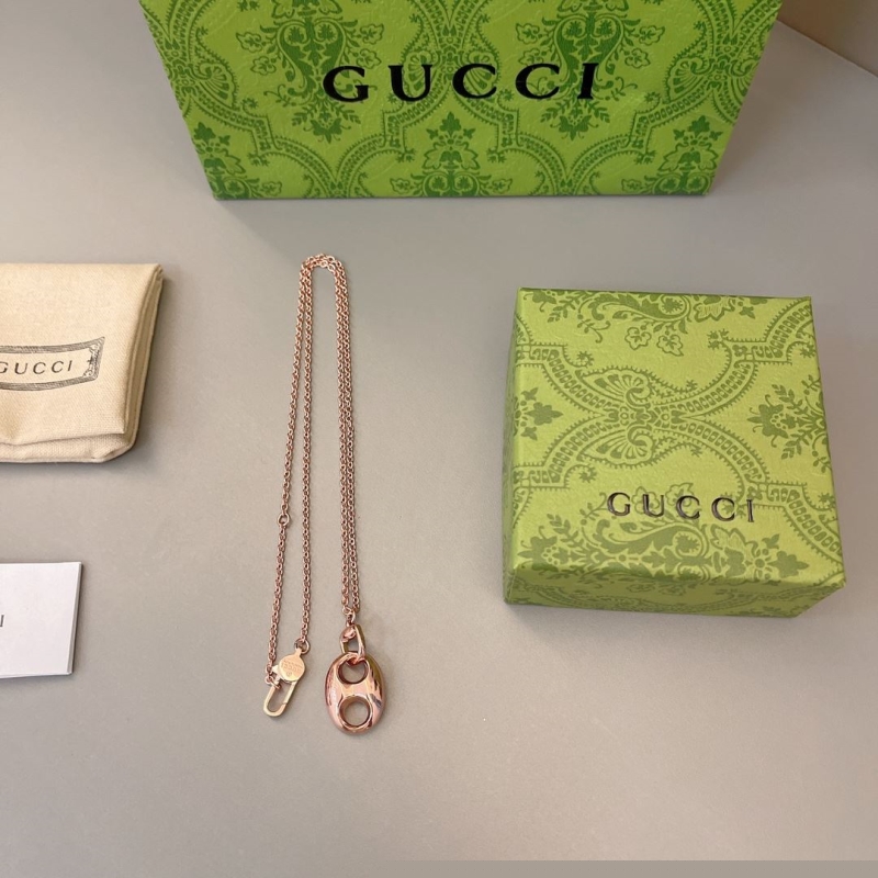 G*u*i necklaces